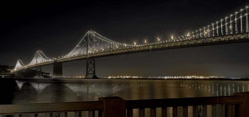 San Francisco Bay Bridge create the world's largest dynamic LED lighting building